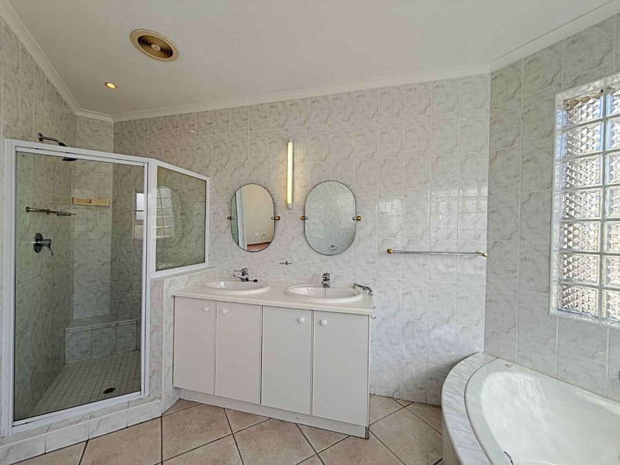 4 Bedroom Property for Sale in Middedorp Western Cape